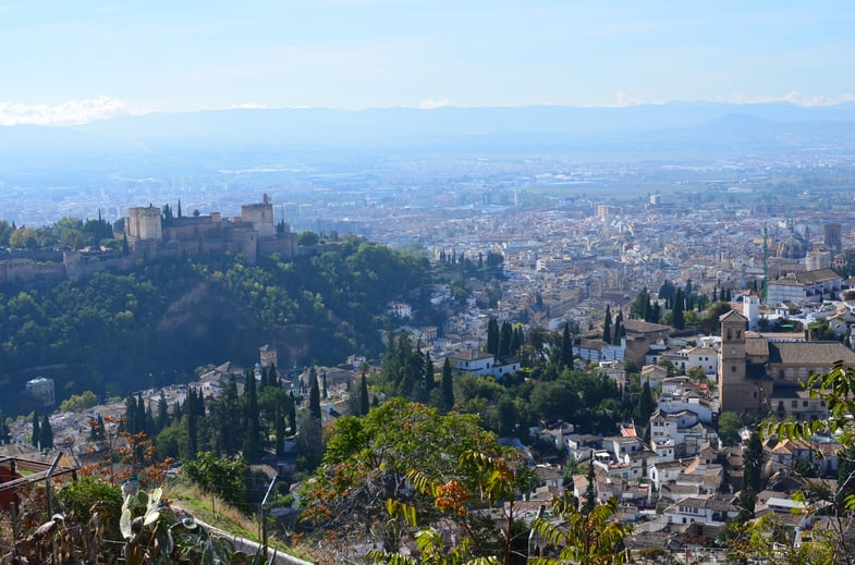 Proctor en Segovia explores Sacromonte and Albaicín neighborhoods of Granada.