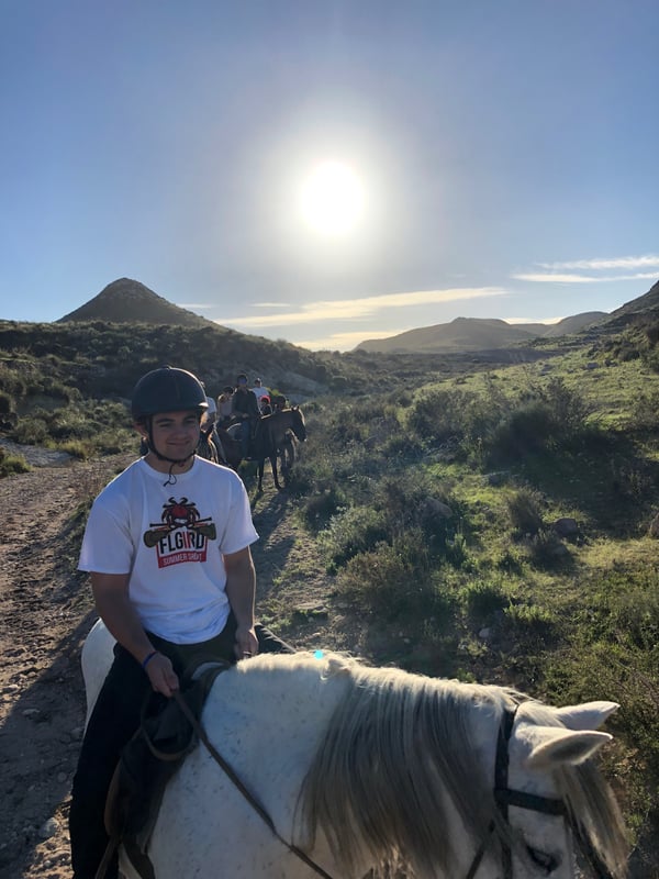 Proctor en Segovia goes horseback riding.