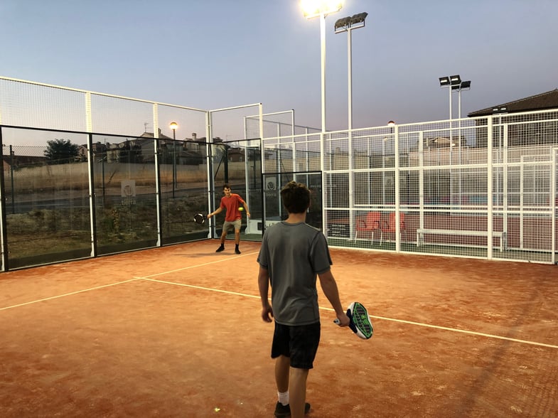 Proctor en Segovia students play padel.