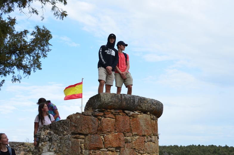 Proctor en Segovia students visit the castle of Pedraza.