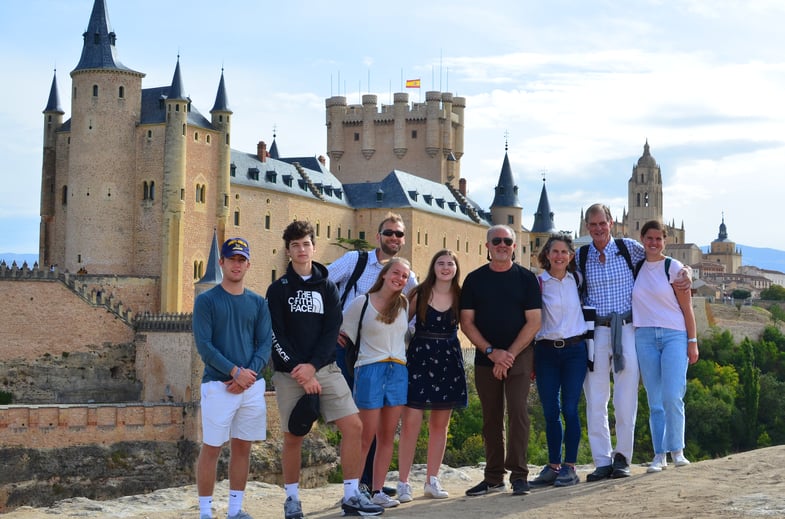 Proctor en Segovia students pose in front of Segovia's castle (Alcázar)