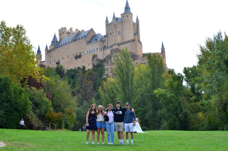 Proctor en Segovia students welcome visiting families.