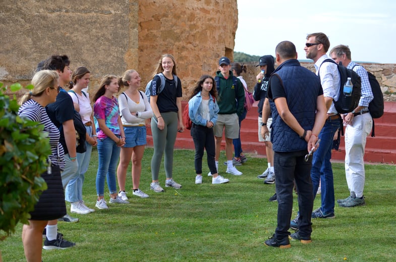 Proctor en Segovia students visit the castle of Pedraza.