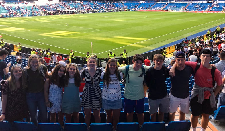 Proctor en Segovia students watch a Real Madrid match.