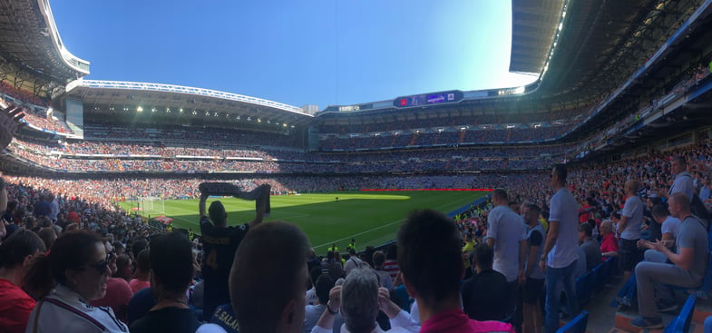 Proctor en Segovia students watch a Real Madrid match.