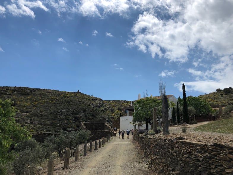 Proctor en Segovia hikes on the GR-92 Mediterranean coast trail