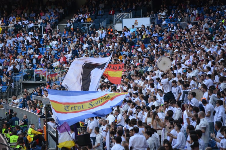 Proctor en Segovia students watch a Real Madrid match.