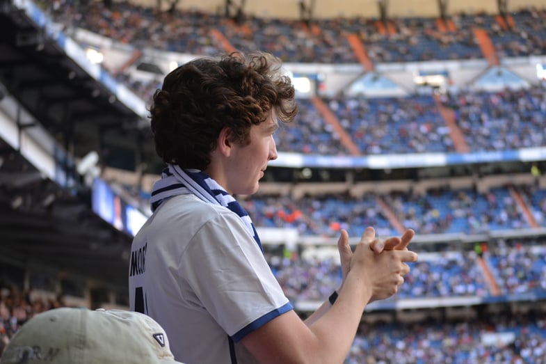 Proctor en Segovia students watch a Real Madrid match.