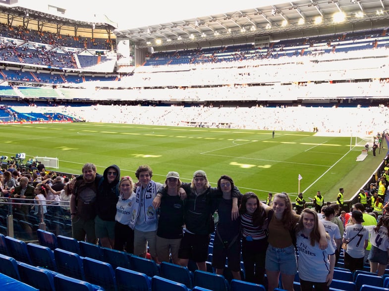 Proctor en Segovia students watch a Real Madrid match.