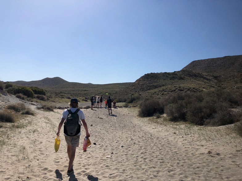 Proctor en Segovia picks up trash in Cabo de Gata Park.