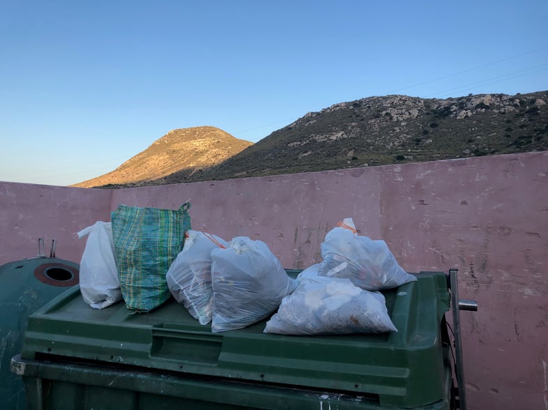 Proctor en Segovia picks up trash in Cabo de Gata Park.