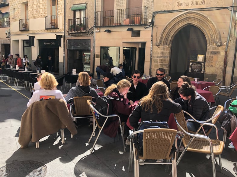 Proctor en Segovia enjoys café time