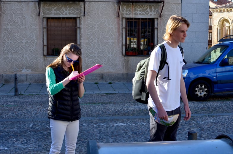 Proctor en Segovia students explore Segovia's old quarter.