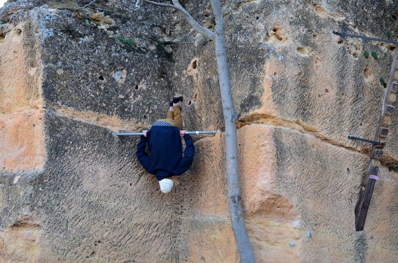 Proctor en Segovia hikes on the trails that encircle Segovia