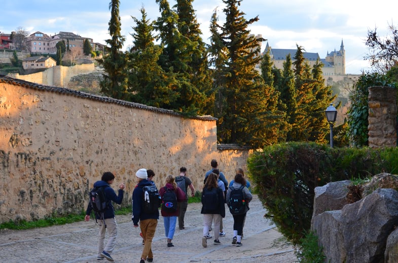 Proctor en Segovia hikes on the trails that encircle Segovia