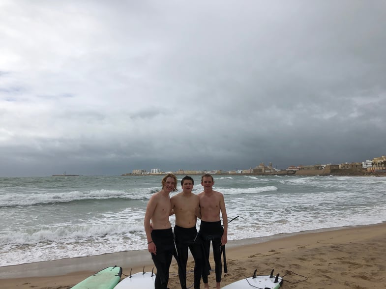 Proctor en Segovia students go surfing in Cádiz.