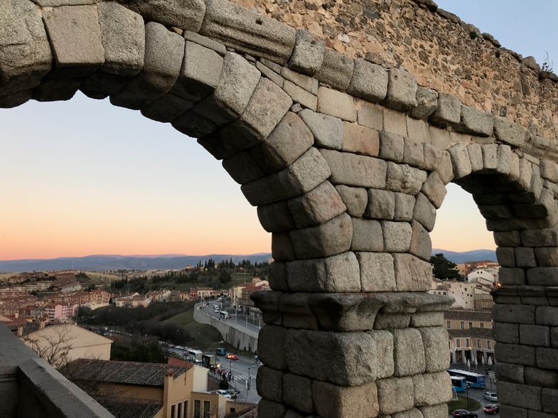 Proctor en Segovia takes in views of Segovia old quarter.