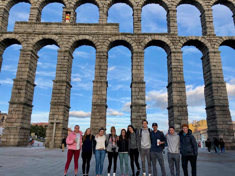 Proctor en Segovia students explore Segovia during orientation activities.