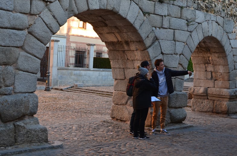 Proctor en Segovia students explore Segovia during orientation activities.