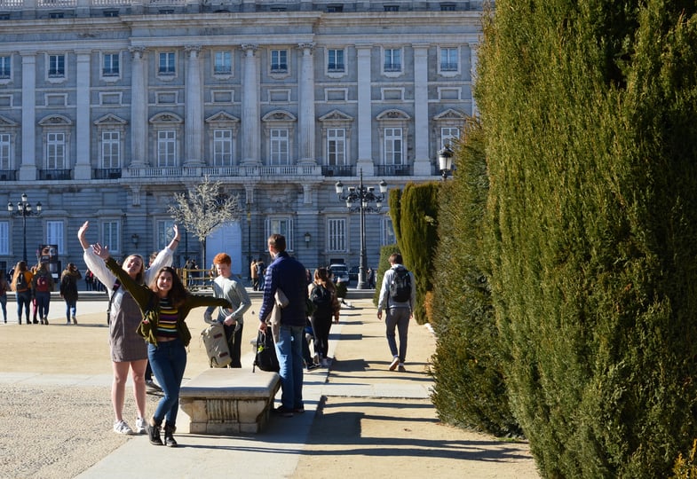 Proctor en Segovia students take a walking tour of Madrid’s Barrio de los Austrias.