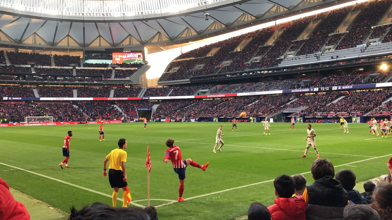 Proctor en Segovia watches an Atlético Madrid match.