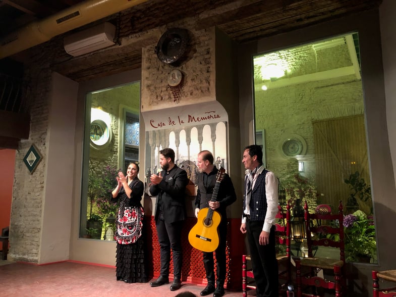 Proctor en Segovia watches a flamenco performance