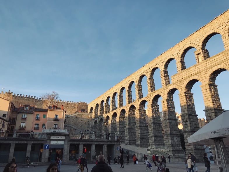 Proctor en Segovia students walk by the aqueduct.