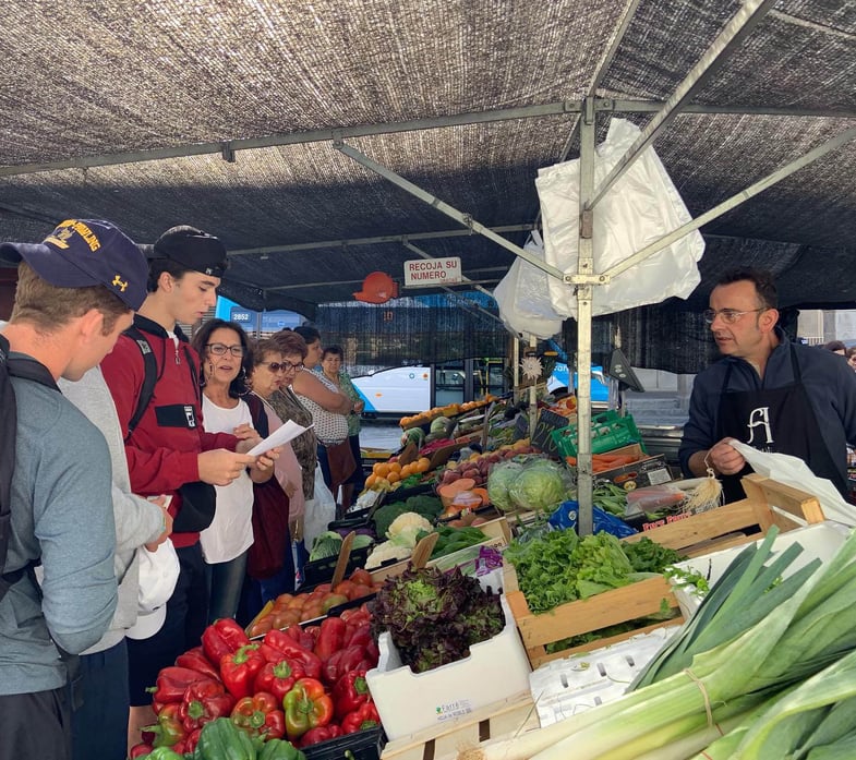 Proctor en Segovia students use their Spanish at the Thursday market