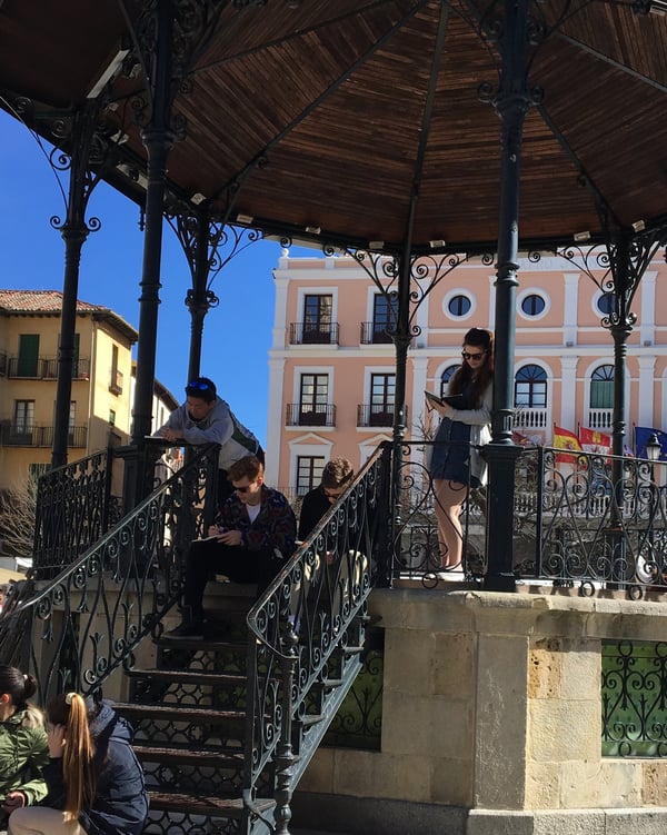 Proctor en Segovia writes in the Plaza Mayor