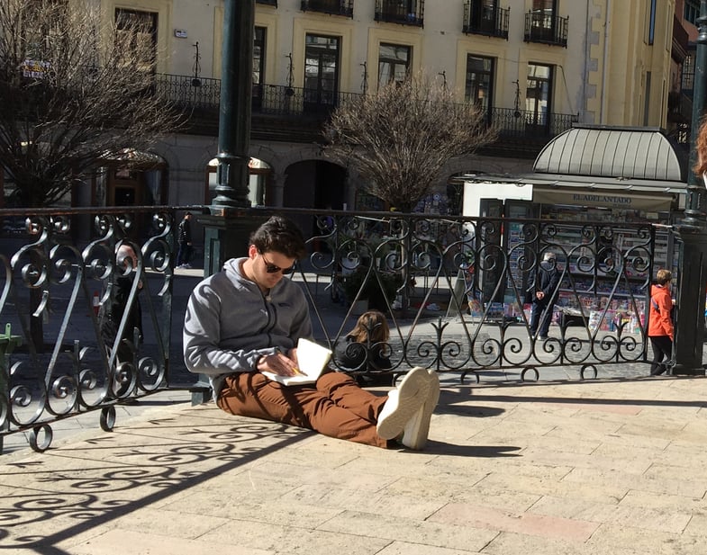 Proctor en Segovia writes in the Plaza Mayor