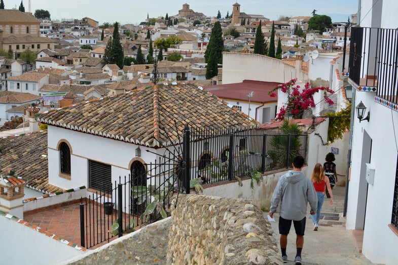 Proctor en Segovia explores the Albaicín neighborhood of Granada