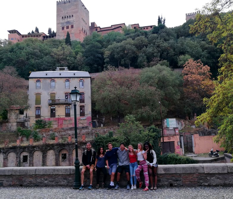 Proctor en Segovia poses in front of the Alhambra in Granada