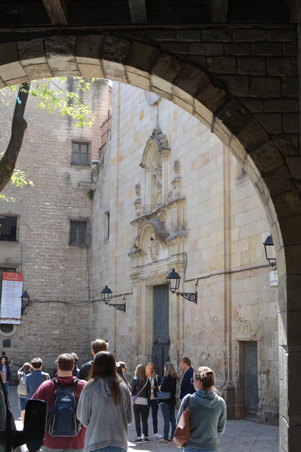 Proctor en Segovia learns about the layers of history in Barcelona’s gothic quarter
