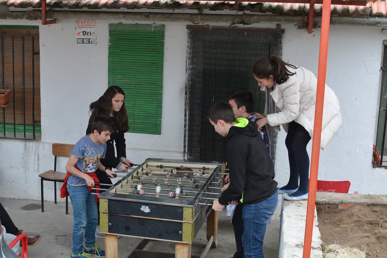 Proctor en Segovia playing with host families