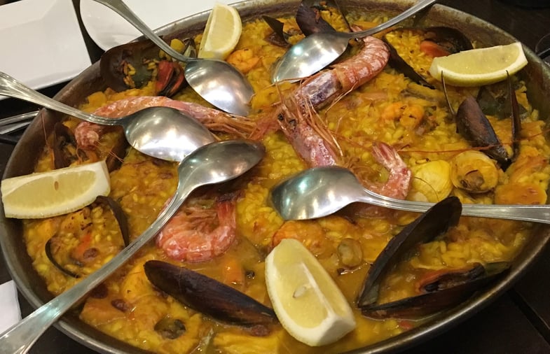 Proctor en Segovia tries paella in Sevilla