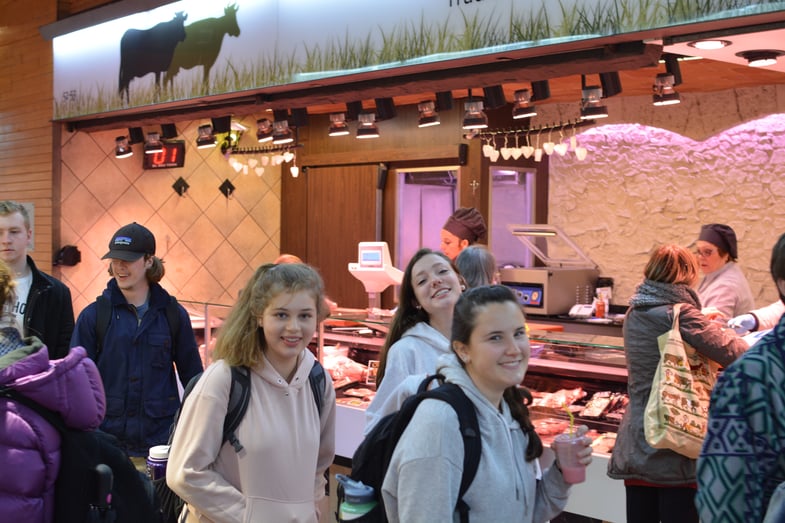 Proctor en Segovia visits a neighborhood market in L’Eixample