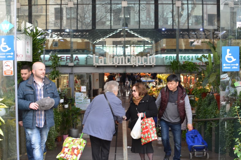 Proctor en Segovia visits a neighborhood market in L’Eixample