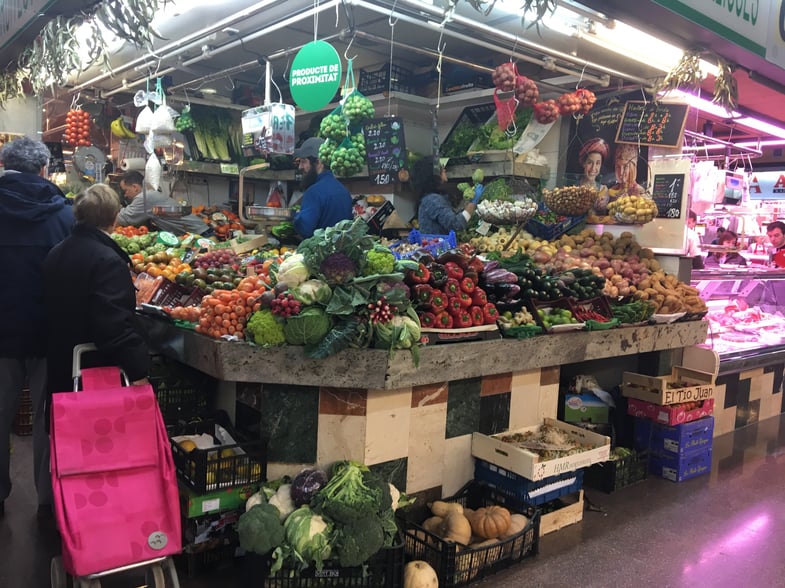 Proctor en Segovia visits a neighborhood market in L’Eixample