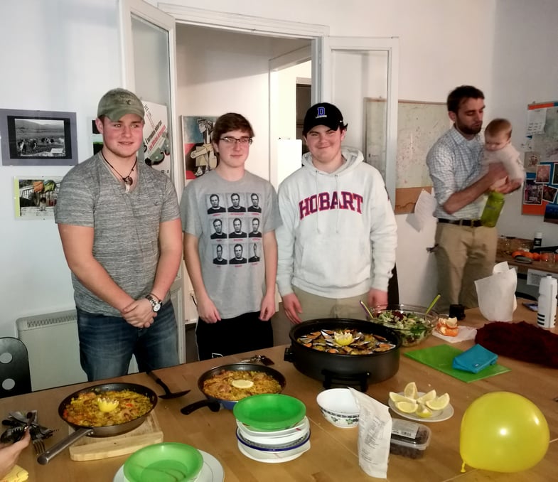 Proctor en Segovia learns to make paella.